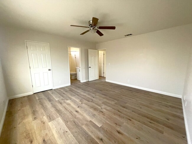 Building Photo - Recently Renovated and Move In Ready!