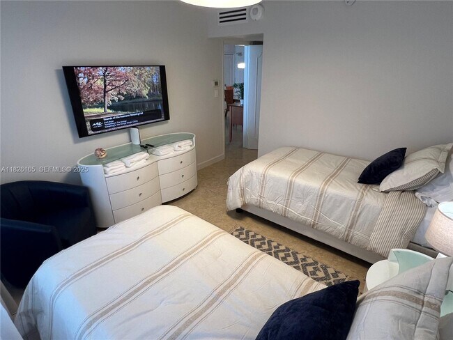 Building Photo - 5151 Collins Ave