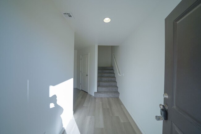 Building Photo - Spacious Townhome for Rent – Prime Location!