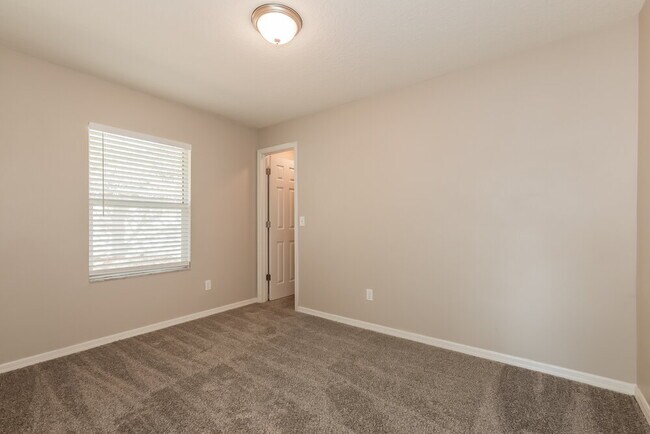 Building Photo - 910 Clearcreek Dr