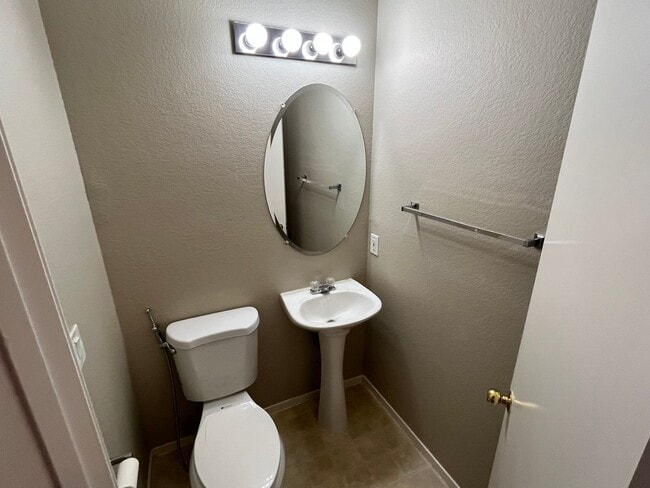 Building Photo - Beautiful Henderson 2 Bedroom Townhouse!