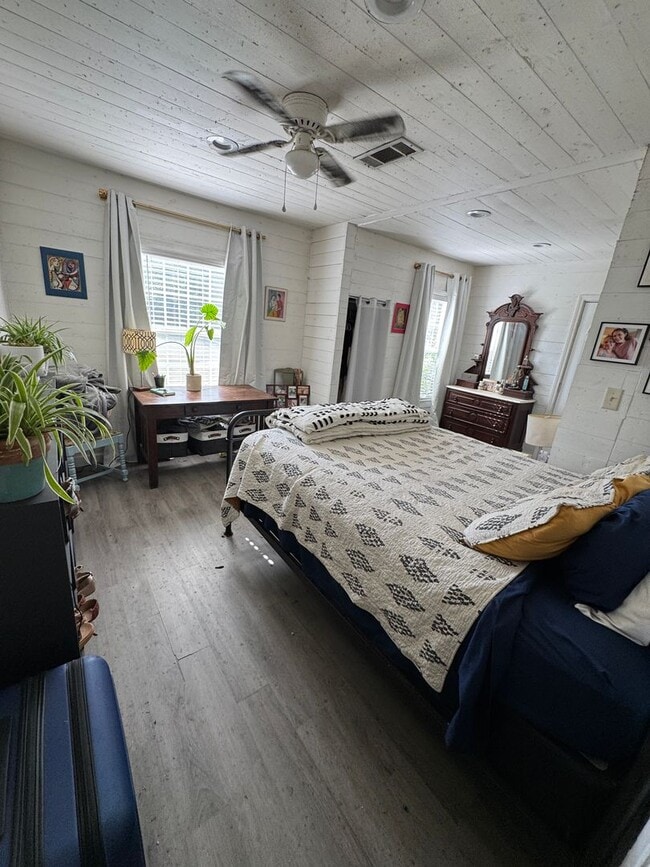 Building Photo - Historic 3 bedroom Home in downtown Clarks...