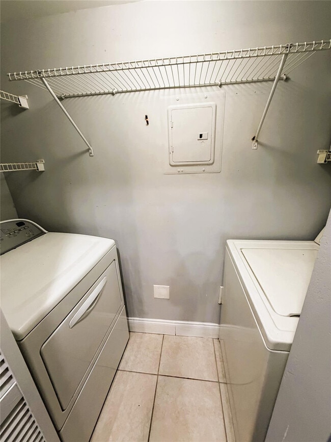 Building Photo - 4820 N State Rd 7