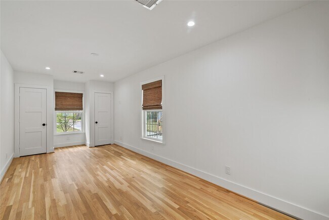 Building Photo - 312 W 31st St