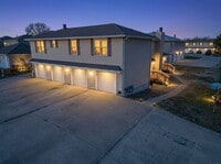 Building Photo - Renovated 2 Bedroom/ 1 Bath Apartment with Garage *READY NOW*