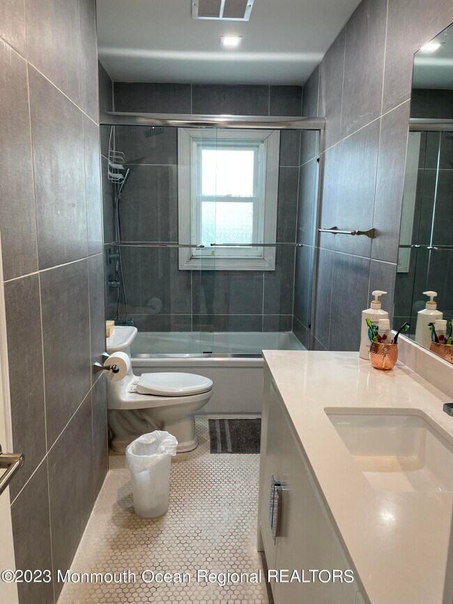 Building Photo - 501 Monmouth Pl