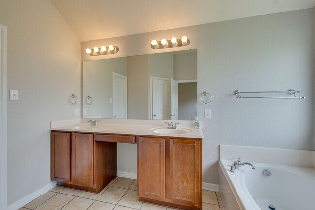 Building Photo - Great location. 4 bedrooms plus an office!