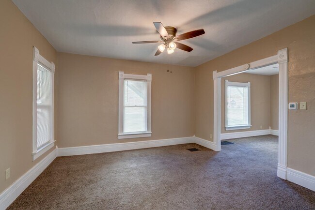 Building Photo - 427 Vernal Ave