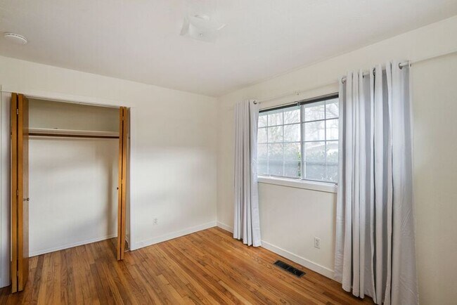 Building Photo - 8715 N Washburne Ave