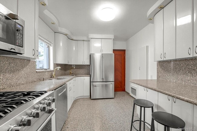 Building Photo - 85-66 188th St