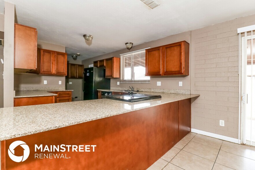 Building Photo - 6136 W Clarendon Ave