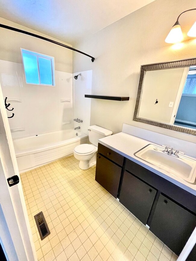 Building Photo - 3 Bedroom, 2 bath house