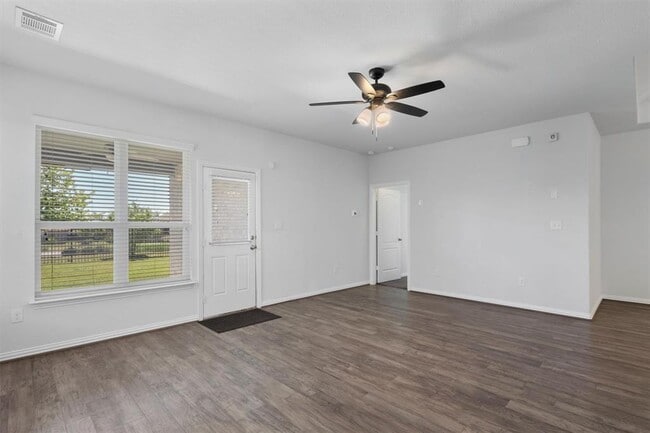 Building Photo - 497 Esperanza Dr