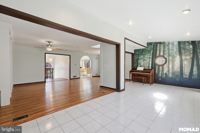 Building Photo - 303 Mansfield Rd