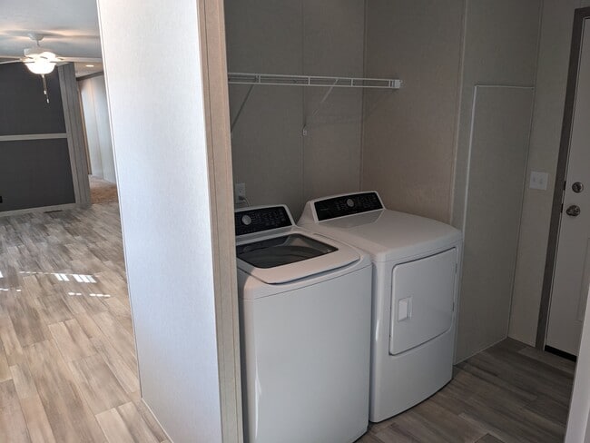 Building Photo - 160 Forrest Ave