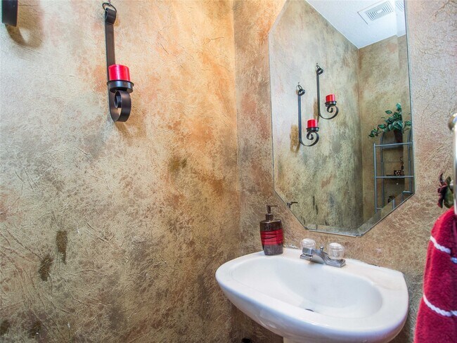 Building Photo - 16307 Pebble Crest Ct
