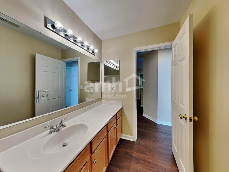Building Photo - 138 Edgington St