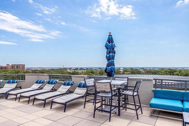 Building Photo - 1021 N Garfield St