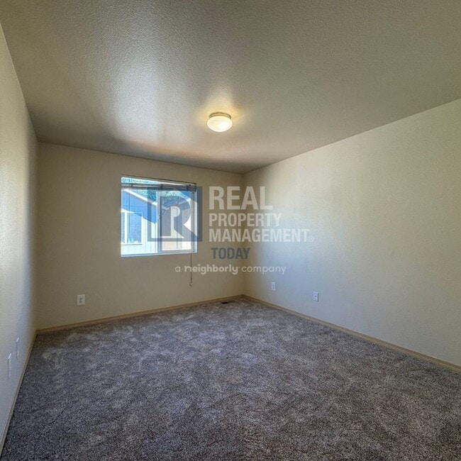 Building Photo - Great 3 Bedroom with 2 Car Garage + Fenced...