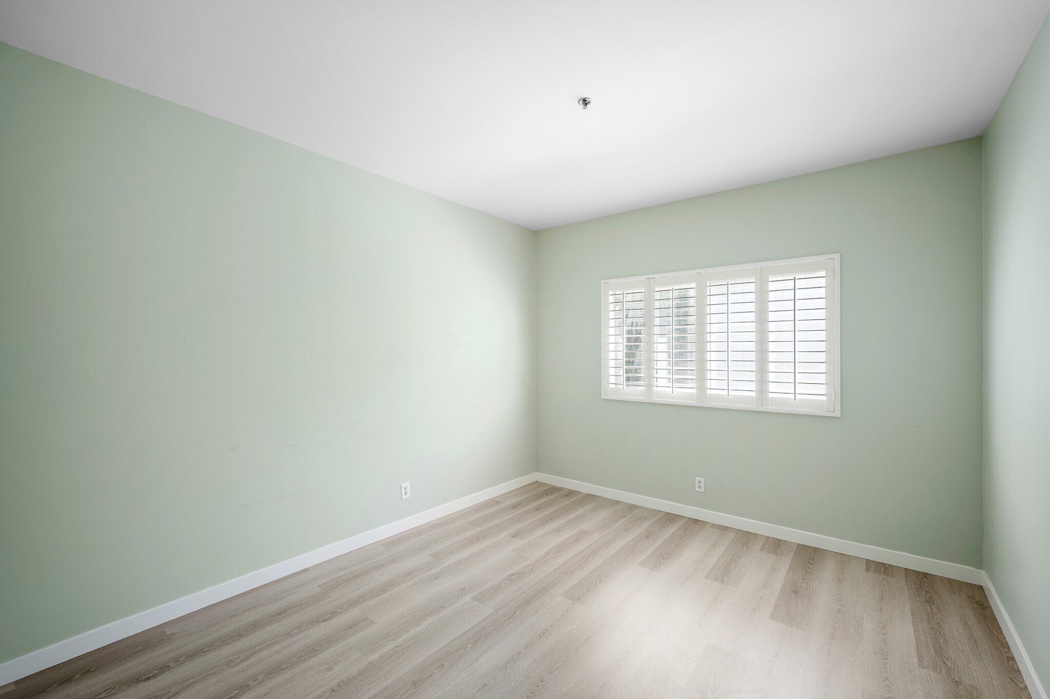 Building Photo - 13801 Oxnard St