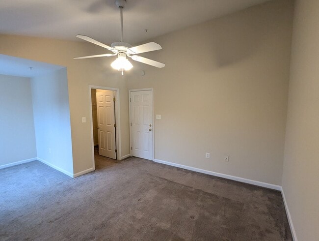 Building Photo - Townhome in *OAKDALE school district* ready for you now!
