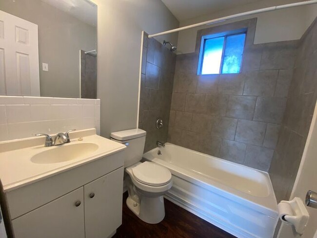 Building Photo - 2 Bedroom Apartment Near Downtown