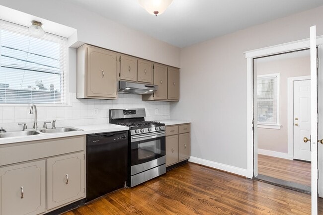 Building Photo - 4914 Tholozan Ave