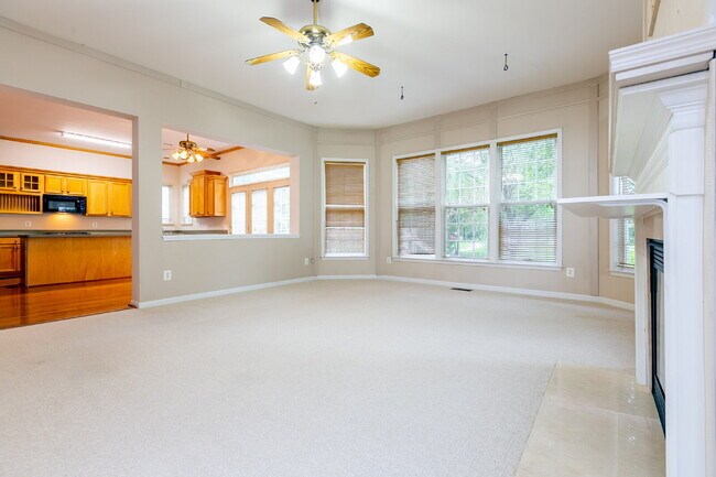 Building Photo - Spacious, Light-Filled Home in the Desirable Broadlands