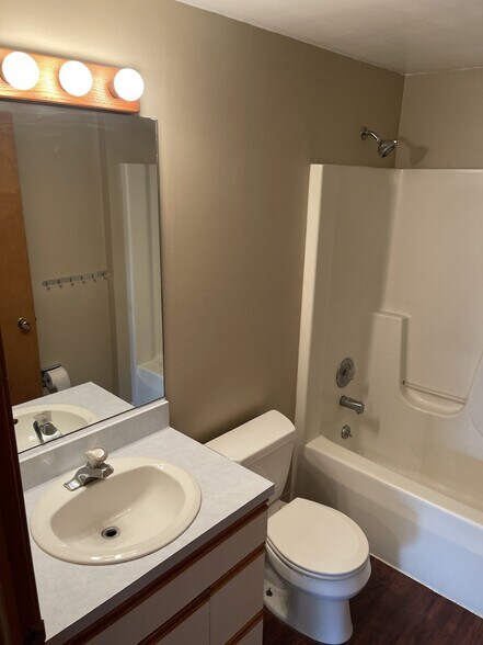 Building Photo - 2716 Alder Creek Dr S