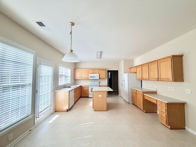 Building Photo - Move In Ready: Spacious Home in South Charlotte!