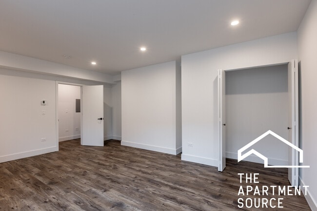 Building Photo - 941 W Carmen Ave