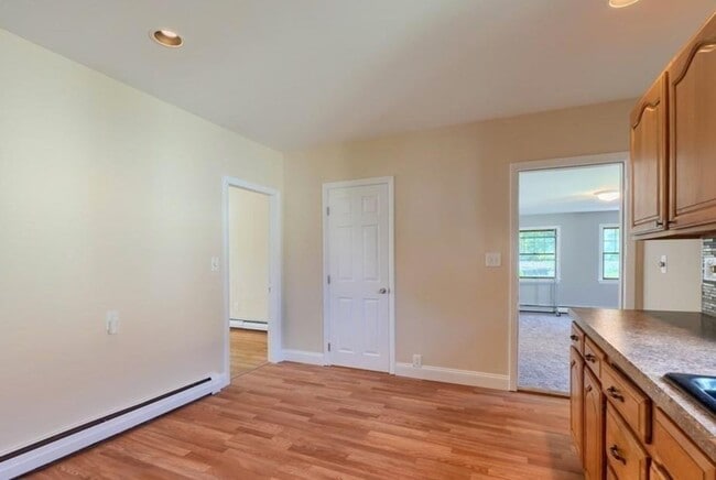 Building Photo - 142 E Meadow Rd