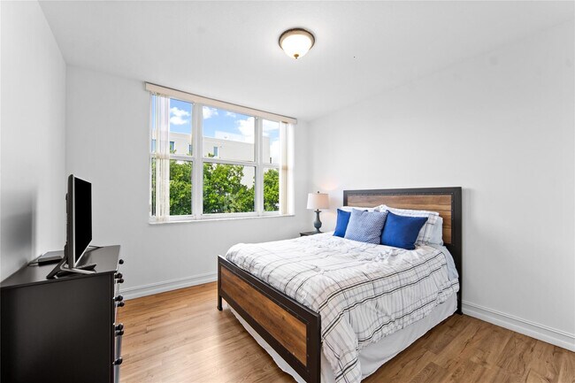 Building Photo - 101 SE 20th Ave