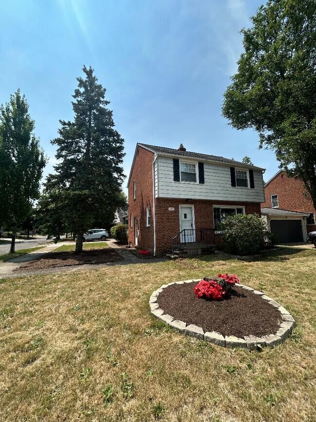 Building Photo - Spacious Colonial For Rent in Lyndhurst