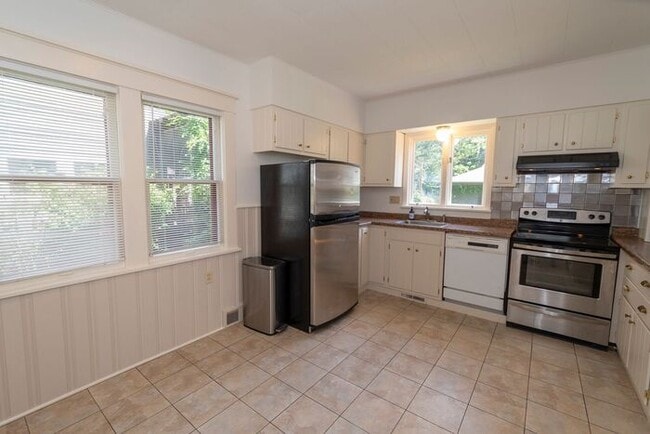 Building Photo - Near Northwest Neighborhood in South Bend 4 bedroom Craftsman style 2-story