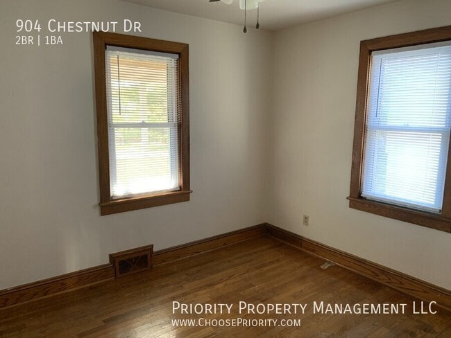 Building Photo - 904 Chestnut Dr