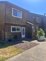 Building Photo - 1576 Parkway Dr