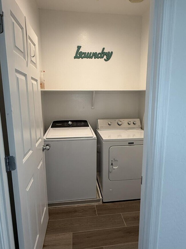 Building Photo - 1235 E Julian Dr