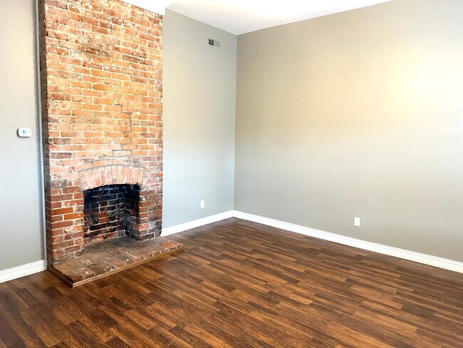 Building Photo - Renovated Germantown House in Great Location