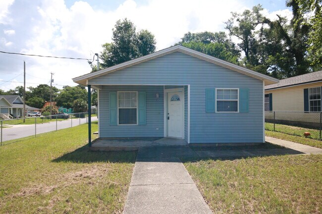 Primary Photo - 3 Bedroom Home with Fenced Yard Near Downt...