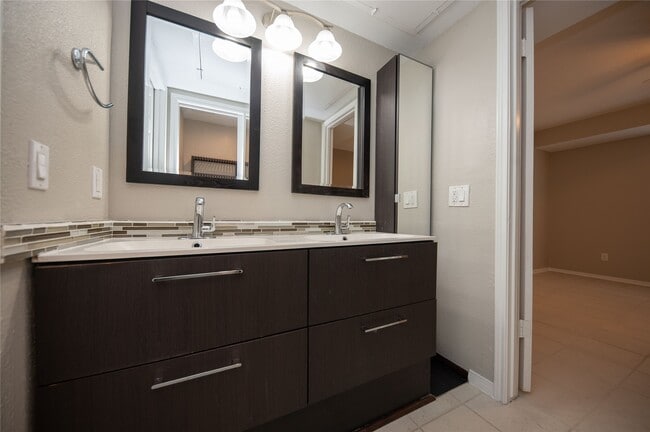 Building Photo - 1880 White Oak Dr