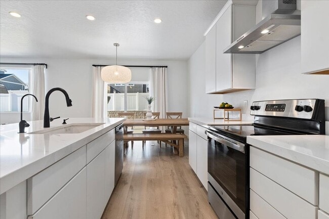 Building Photo - Gorgeous 5 Bedroom Home in Saratoga Springs!