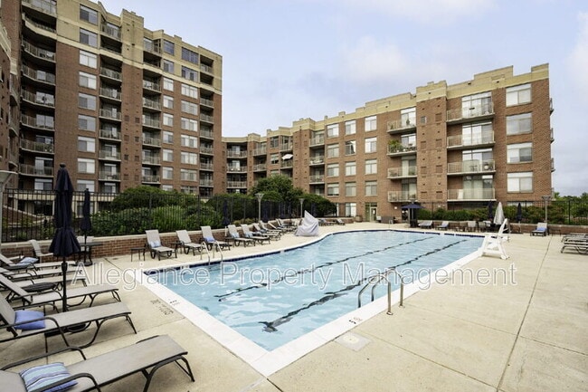 Building Photo - 3600 S Glebe Rd