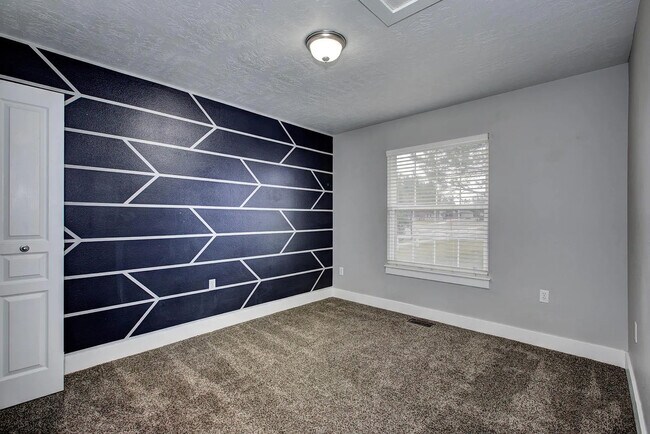 Building Photo - 2870 N High Desert Wy
