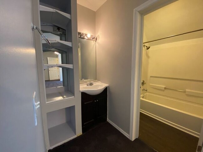 Building Photo - Now Available - 2 Bed 2 Bath House in Brit...