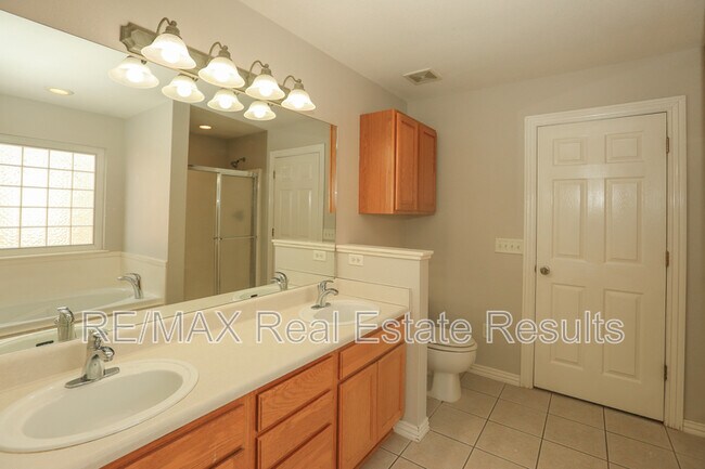 Building Photo - 1202 SW Cabriolet St