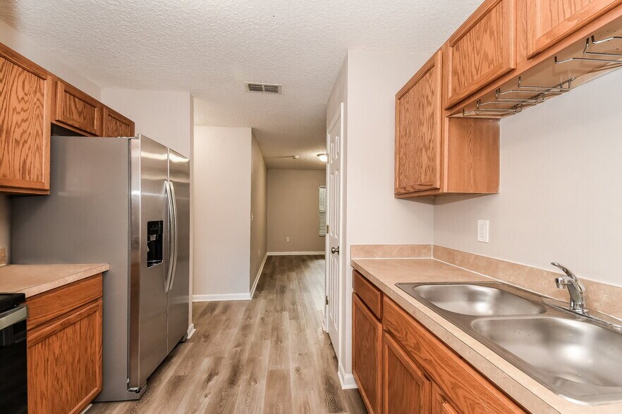 Building Photo - 2140 Thomas Ct