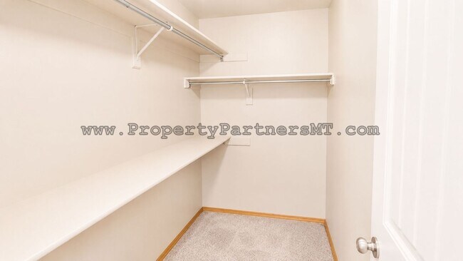 Building Photo - Very Nice 3 Bed 2.5 Bath Town house in River Rock Subdivision!
