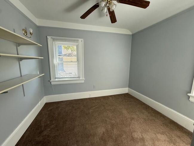 Building Photo - 903 Lee St N