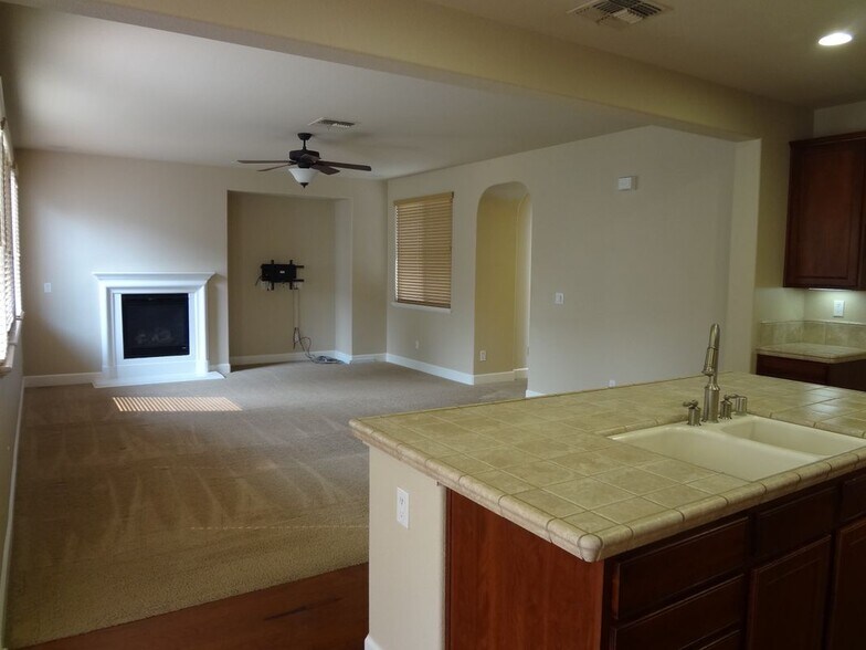 Building Photo - 1123 Montague Ln